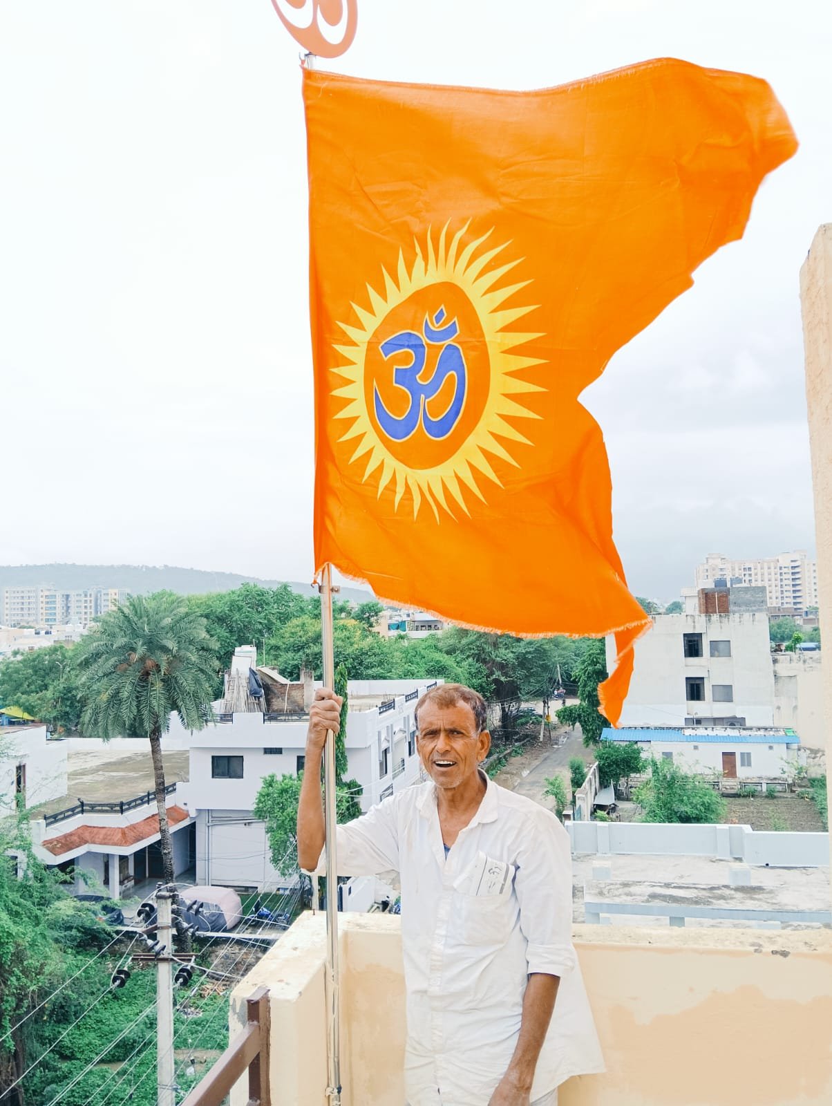 हमारे सम्मानीय भगवा धारी